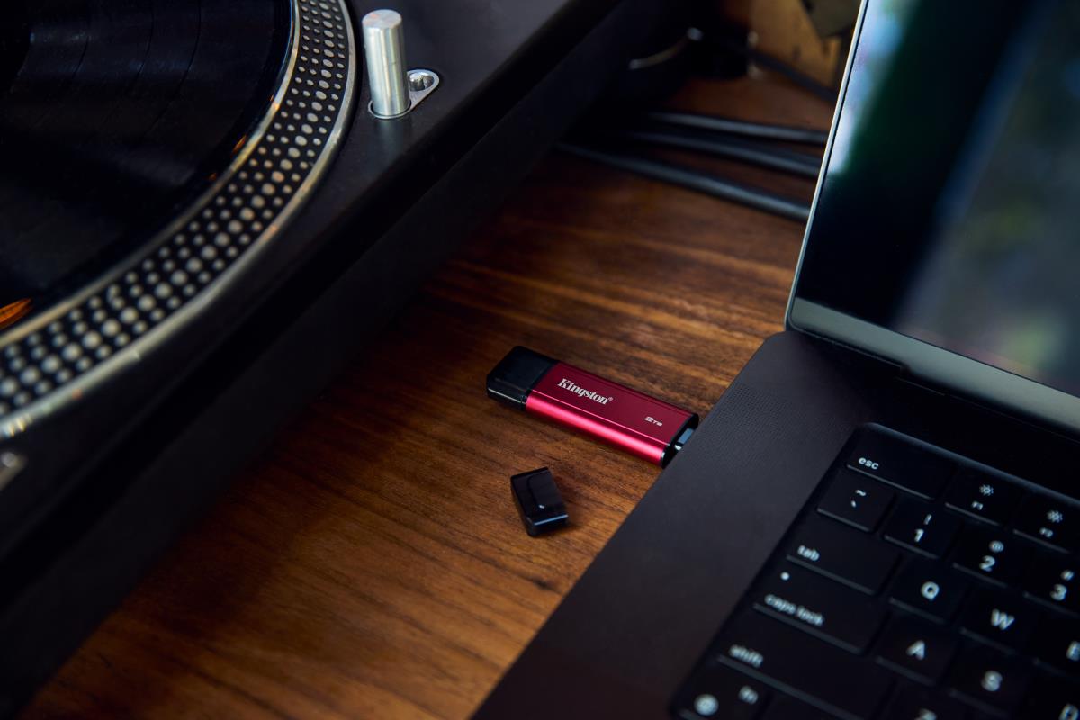 Technology 2TB Dual USB-A/C Portable SSD Up to 1050MB/s USB 3.2 Gen 2 thumbnail