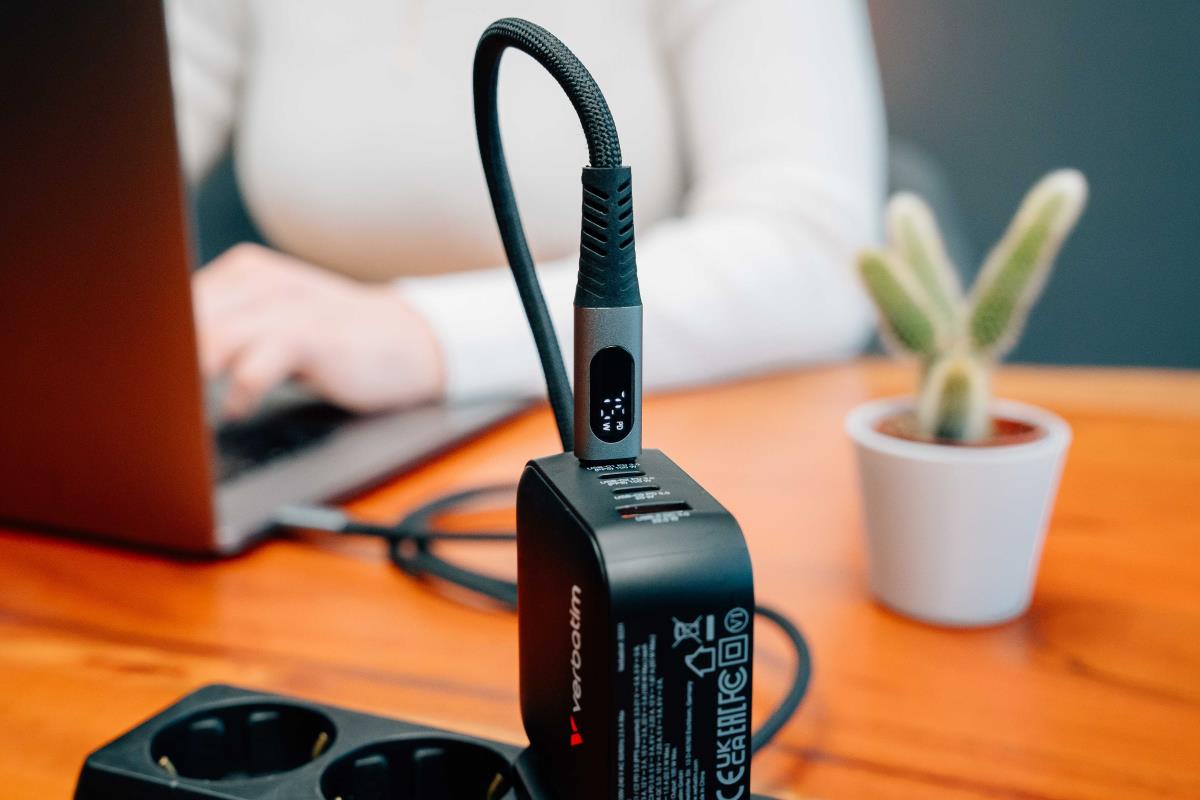 Sync & Charge 240W USB4 Power Display Cable - Black thumbnail