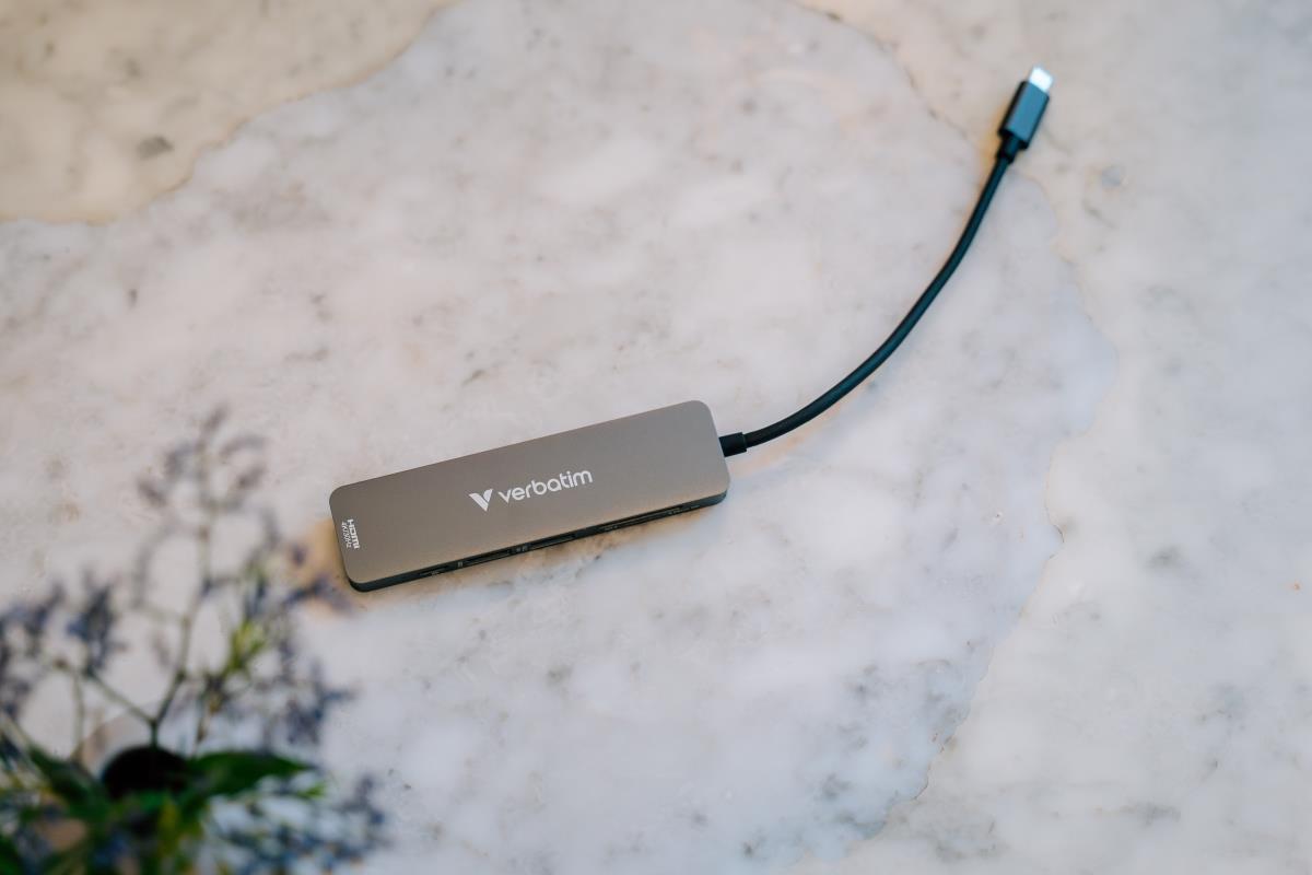 ESSENTIALS USB-C MULTIPORT HUB 6 PORT WITH CARD REA thumbnail