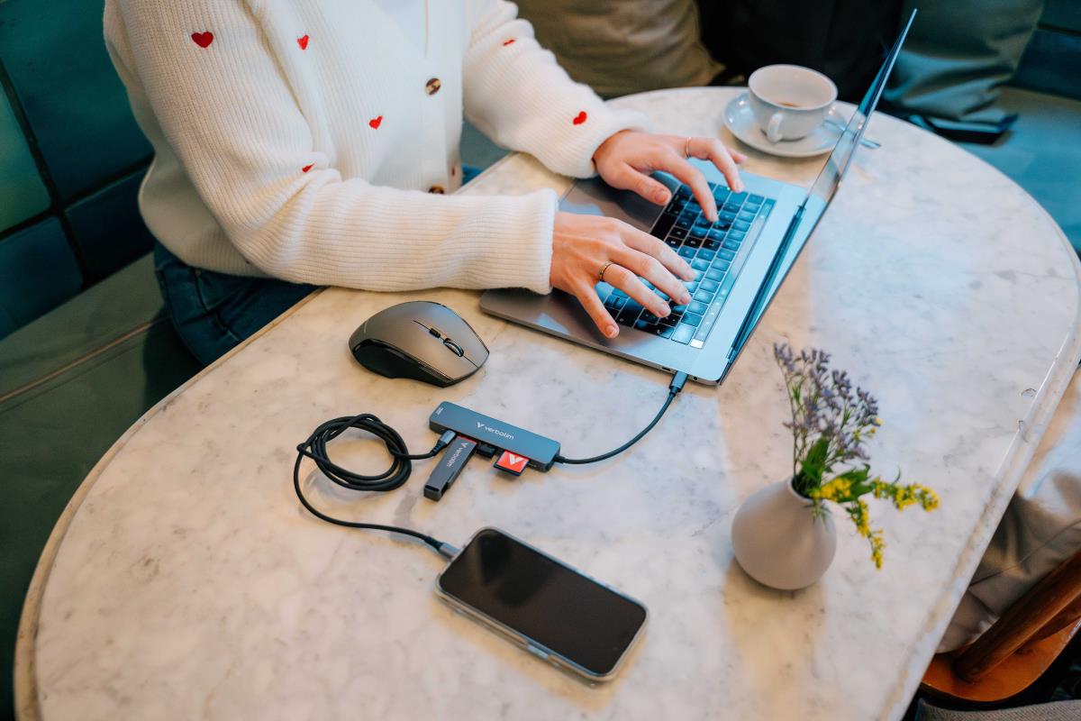 ESSENTIALS USB-C MULTIPORT HUB 6 PORT WITH CARD REA thumbnail