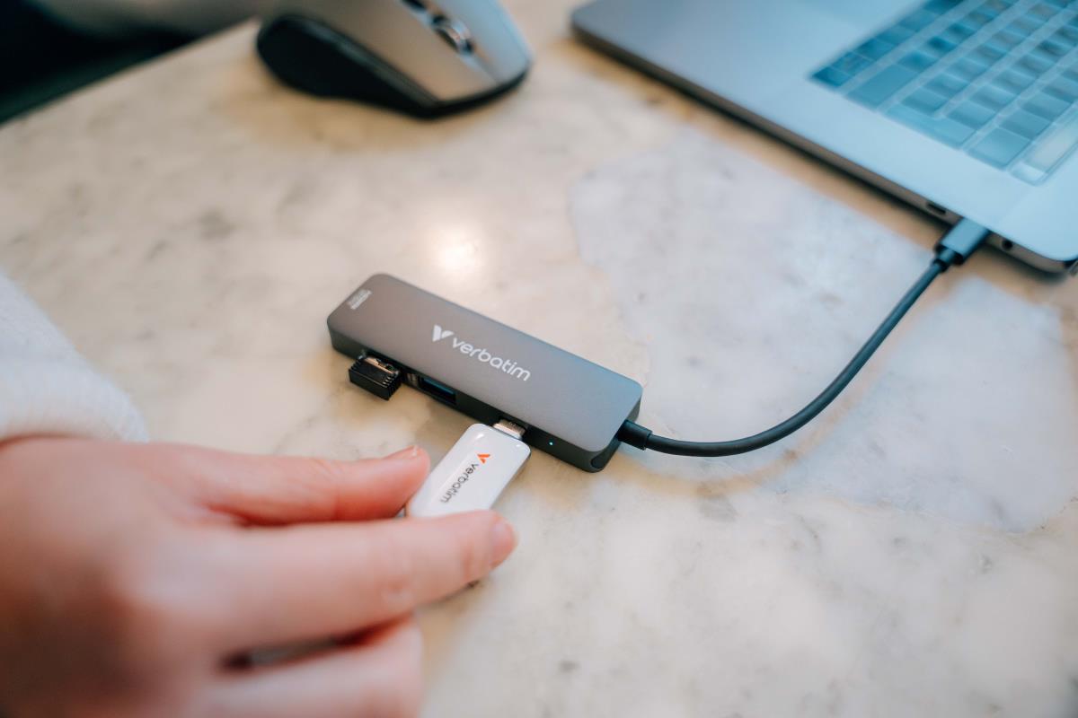 EU Product - USB-C Essentials Multiport Hub thumbnail