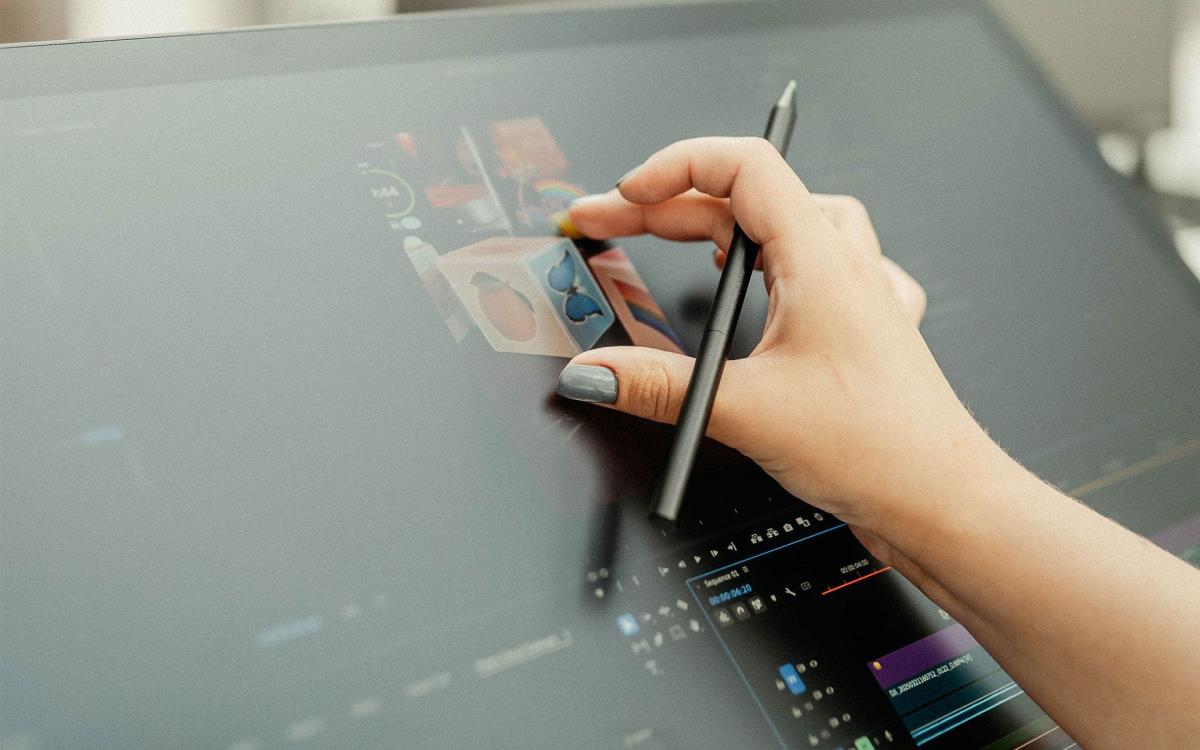 NEW Wacom Cintiq 24 touch DTH246K0B thumbnail