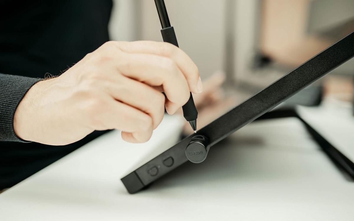 NEW Wacom Cintiq 24 touch DTH246K0B thumbnail