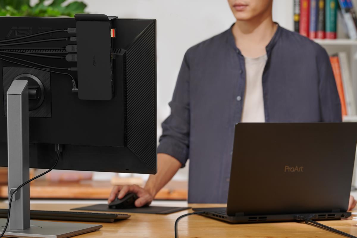 EU Product - Triple 4K Thunderbolt 4 Dock Dc500 thumbnail