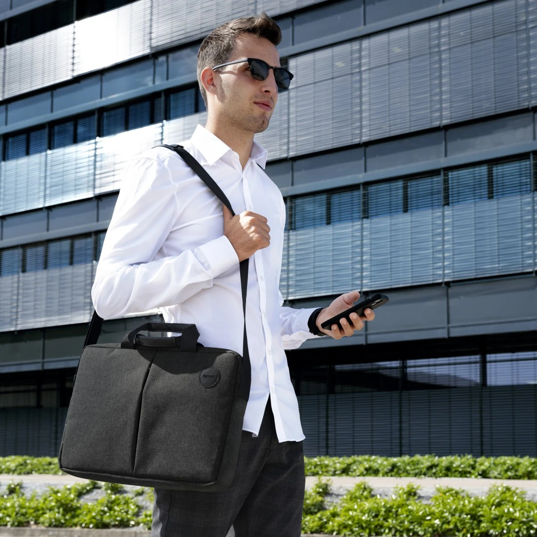 GENUA LAPTOP BAG UP TO 44CM BLACK thumbnail