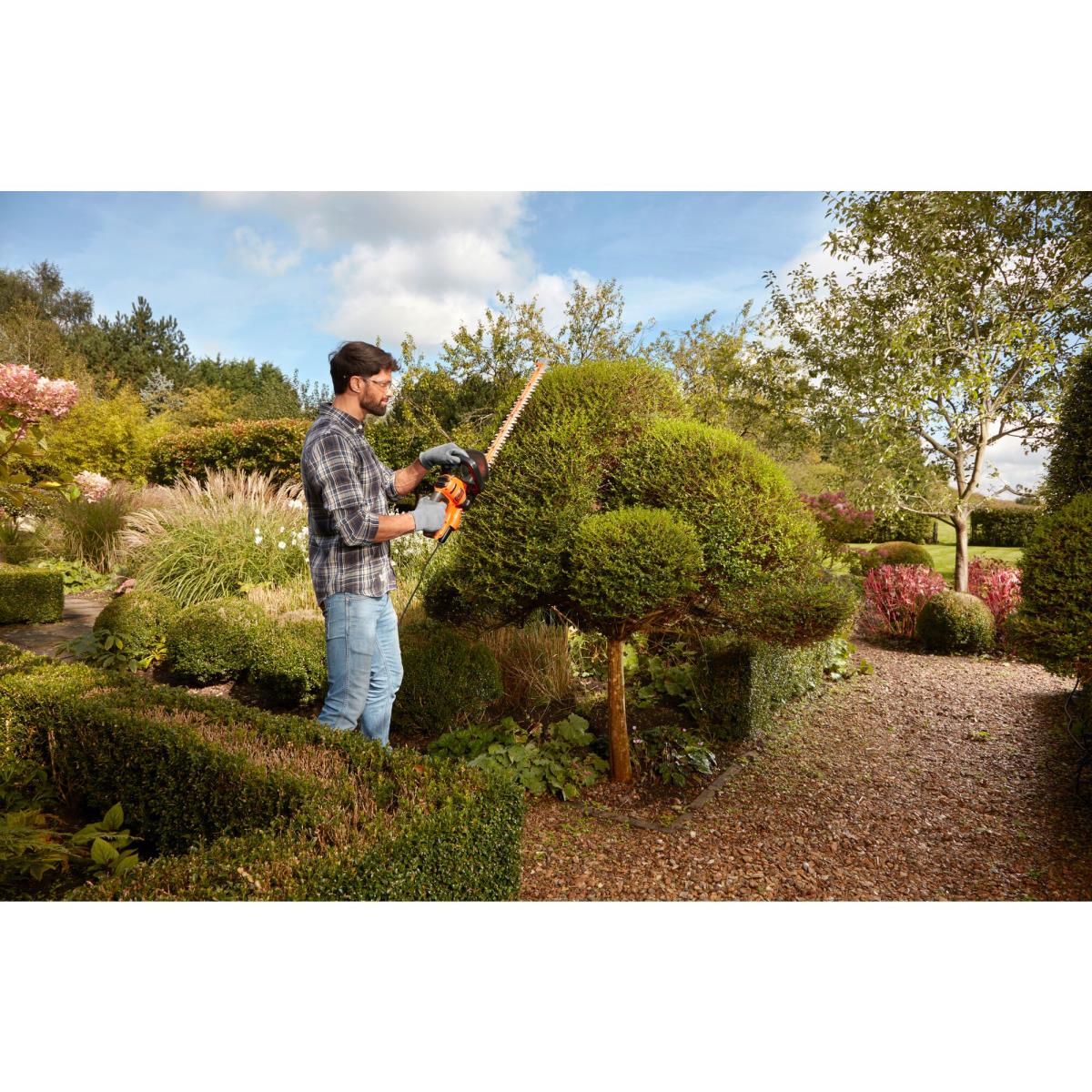 Black & Decker 60CM 600W HEDGE TRIMMER+SAW BLADE thumbnail
