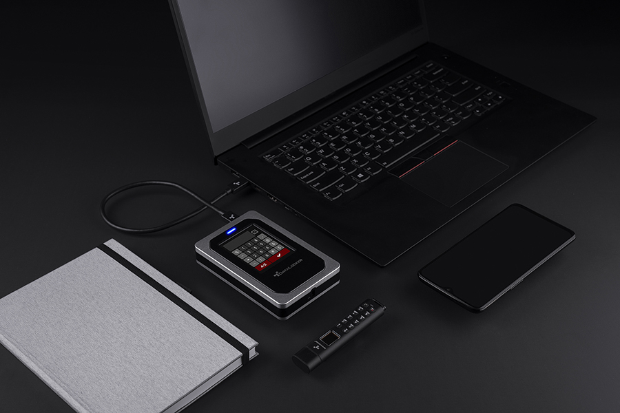 DataLocker DL4 FE 7.6TB USB-C / -A SSD thumbnail