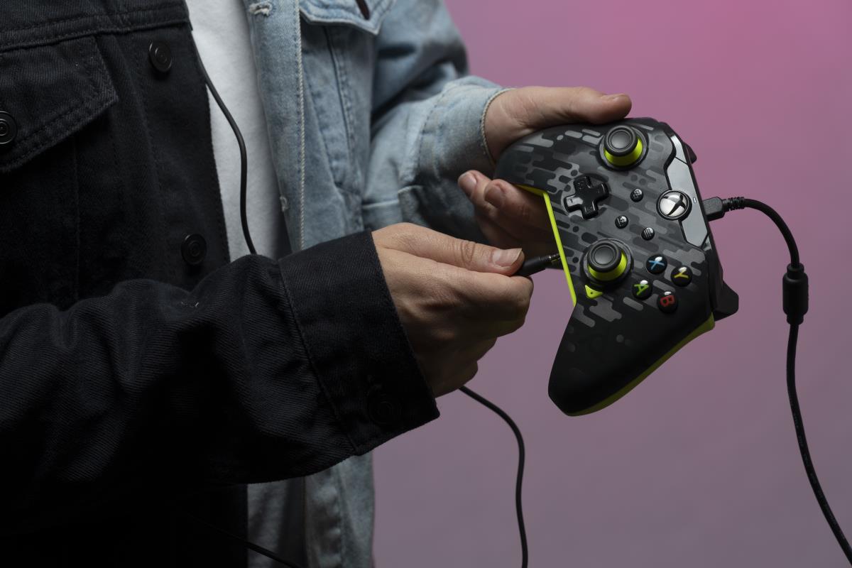 PDP Wired Controller: Electric Carbon - Xbox Series X|S, Xbox One, Xbox, Windows 10/11 thumbnail